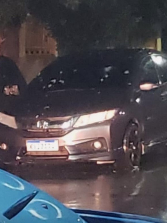 O carro do PM ficou com diversas marcas de tiros Rede Social