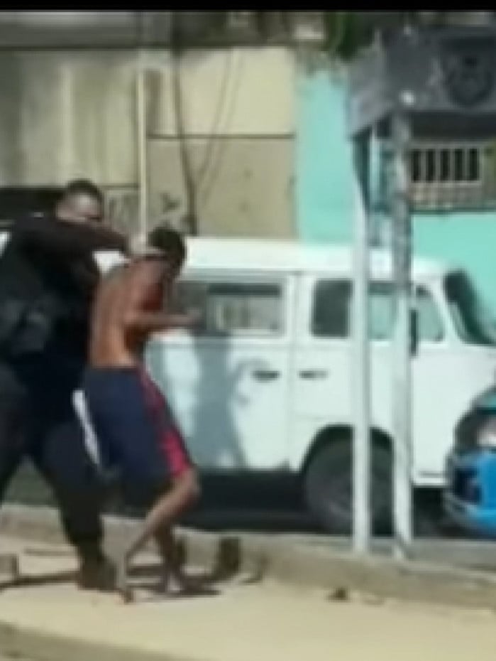 Assaltante foi preso em flagrante, ontem, na Avenida Brasil