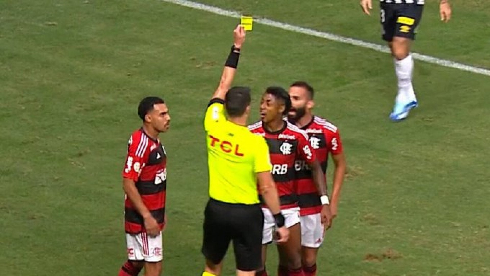 Bruno Henrique reclamou ao receber amarelo do árbitro Rafael Klein