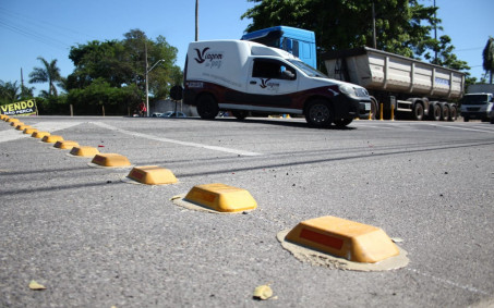 Arteris Fluminense instala tachões em trecho próximo do Shopping Estrada