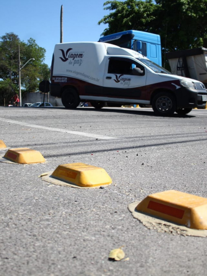 A colocação dos tachões visa reduzir a velocidade no trecho, até que haja uma medida definitiva
- Foto Rodrigo Silveira/Divulgação