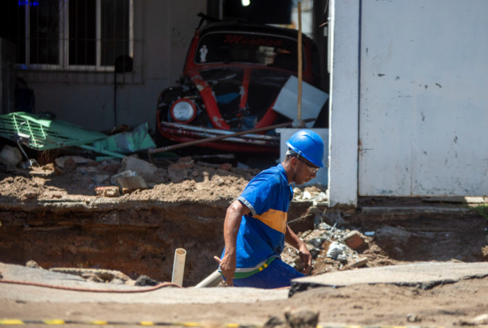 Reparos em adutora que se rompeu na Rua das Opalas, em Rocha Miranda, deve levar até dois dias para ser concluído