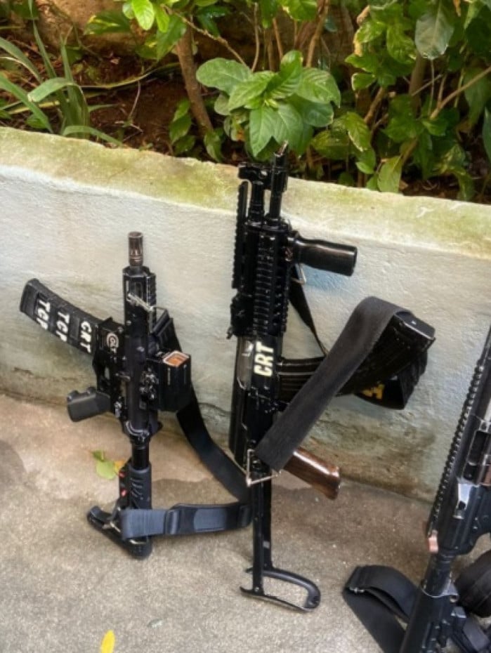 Fuzis apreendidos durante a operação no Morro dos Macacos