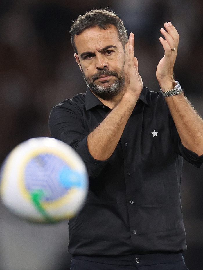 Artur Jorge  Botafogo x Vasco pelo Campeonato Brasileiro no Estadio Nilton Santos. 05 de Novembro de 2024, Rio de Janeiro, RJ, Brasil. Foto: Vitor Silva/Botafogo. 
Imagem protegida pela Lei do Direito Autoral Nº 9.610, DE 19 DE FEVEREIRO DE 1998. Sendo proibido qualquer uso comercial, remunerado e manipulacao/alteracao da obra.
