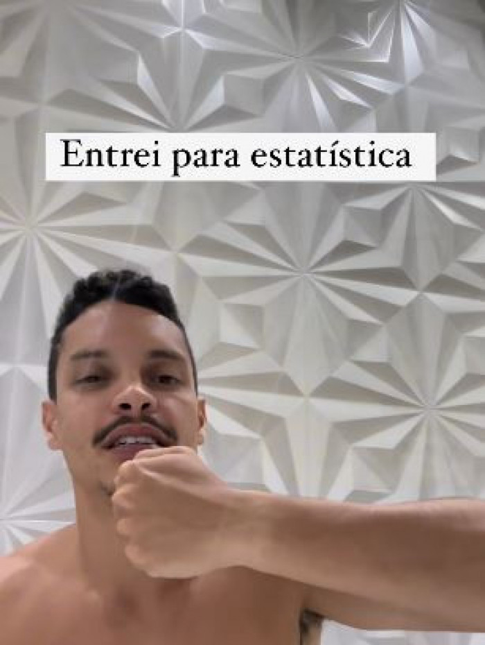 Na foto, corredor mostra marca do rel&oacute;gio que foi roubado - Reprodu&ccedil;&atilde;o