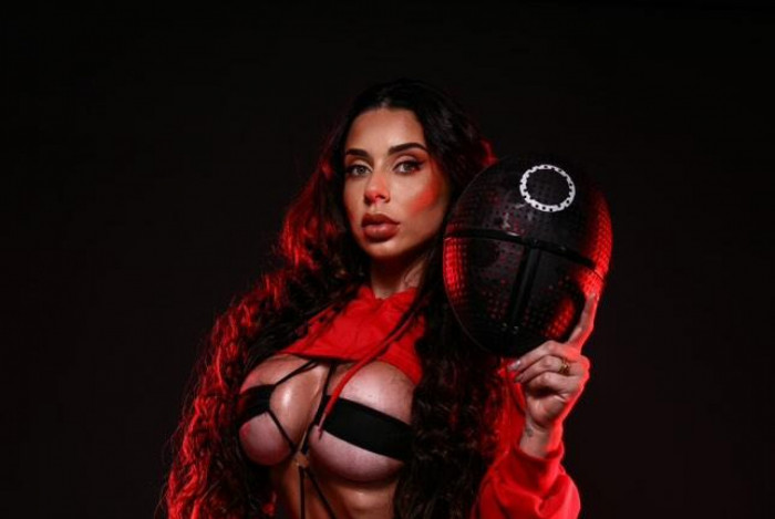 A Musa do OnlyFans, Luiza Marcato, deu o que falar nos &uacute;ltimos dias ao publicar um ensaio fotogr&aacute;fico arrasador inspirado na s&eacute;rie Round 6, um dos grandes sucessos na Netflix