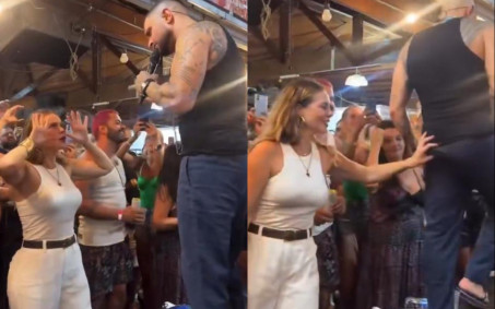 Paolla Oliveira dá tapa e apertadinha no bumbum de Diogo Nogueira durante show e diverte fãs