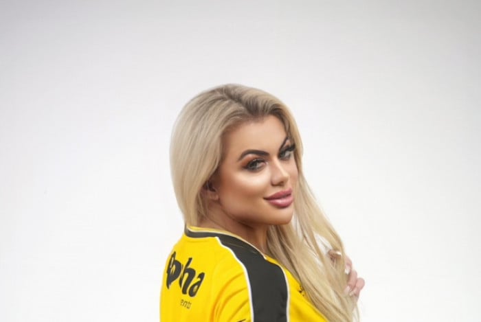 A catarinense Daiane Campos faz muito sucesso como Musa do Criciúma