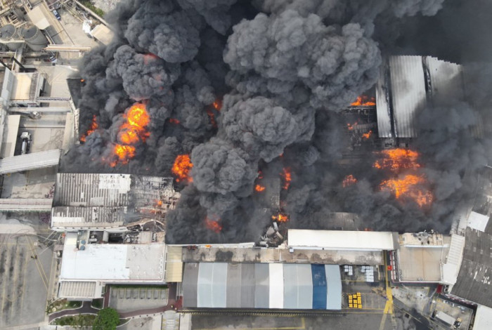 F&aacute;brica de &oacute;leo pegou fogo na Ilha do Governador