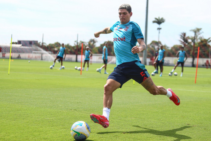 Ayrton Lucas em treino do Flamengo
