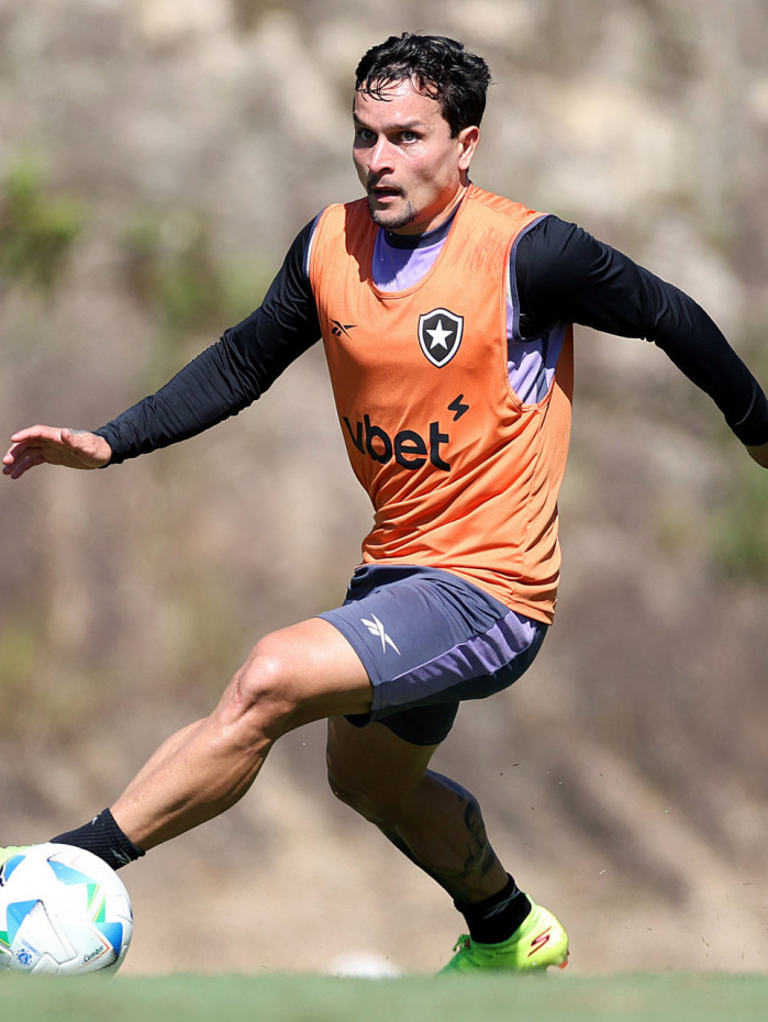 Artur. Treino do Botafogo, Esoaco Lonier. 24 de Fevereiro de 2025, Rio de Janeiro, RJ, Brasil. Foto: Vitor Silva/Botafogo. 
Imagem protegida pela Lei do Direito Autoral Nº 9.610, DE 19 DE FEVEREIRO DE 1998. Sendo proibido qualquer uso comercial, remunerado e manipulacao/alteracao da obra.
