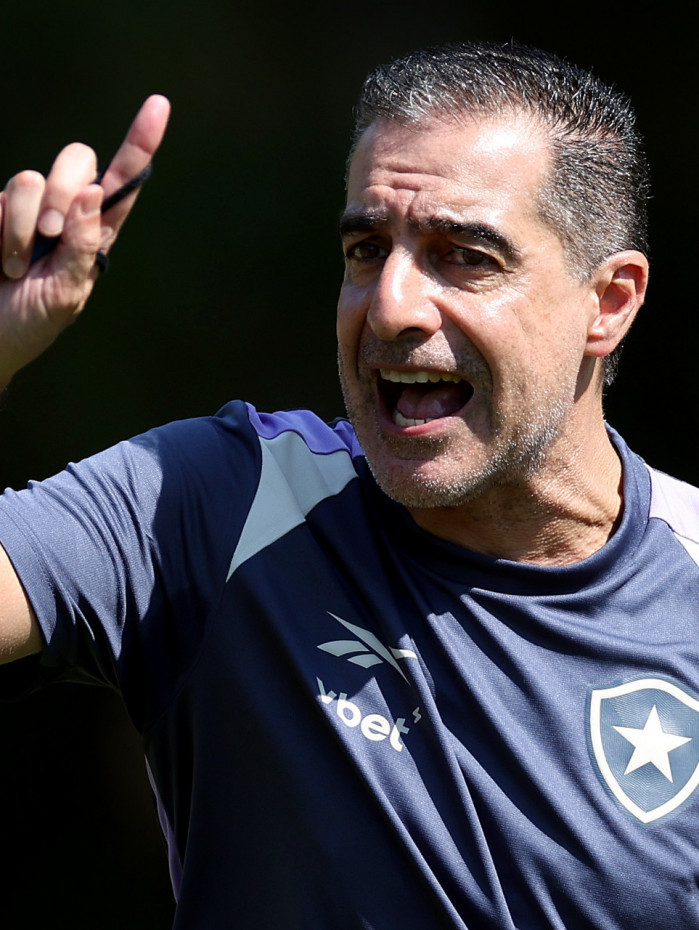 Renato Paiva. Treino do Botafogo, Esoaco Lonier. 05 de Marco de 2025, Rio de Janeiro, RJ, Brasil. Foto: Vitor Silva/Botafogo. 
Imagem protegida pela Lei do Direito Autoral Nº 9.610, DE 19 DE FEVEREIRO DE 1998. Sendo proibido qualquer uso comercial, remunerado e manipulacao/alteracao da obra.
