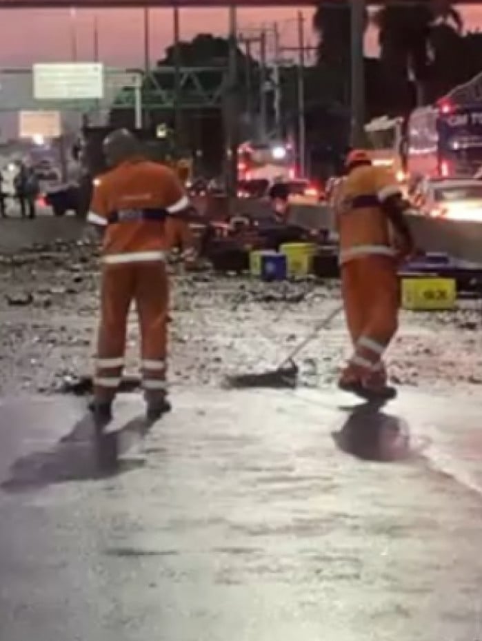 Agentes da Comlurb fizeram limpeza do local após o acidente