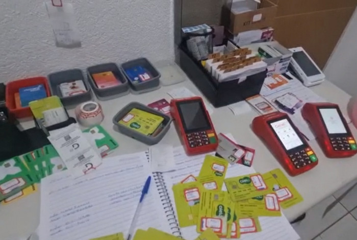 Agentes da 41ª DP apreenderam diversos cartões e máquinas usadas no esquema 