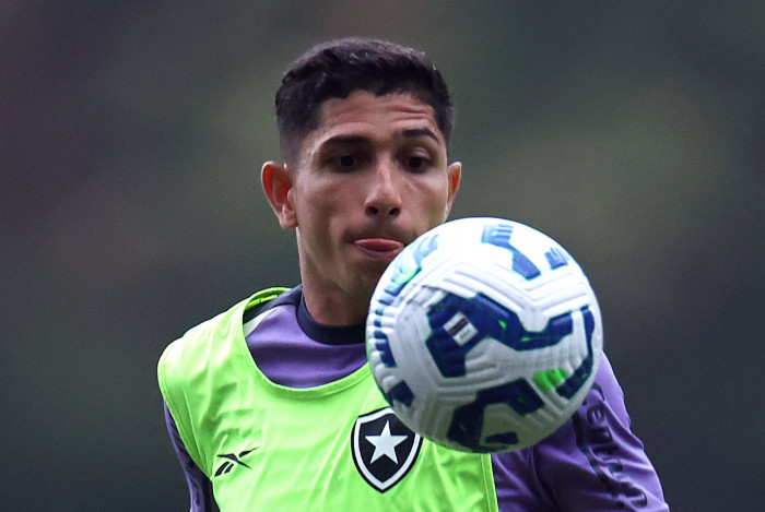 Savarino é um dos oito remanescentes da decisão no time titular do Bota, que tenta retomar boa fase