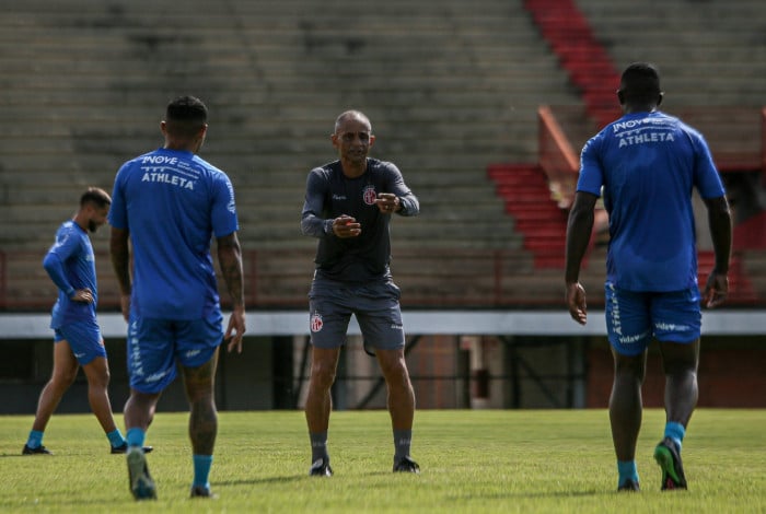 O técnico Edson Souza comanda o treinamento do America 