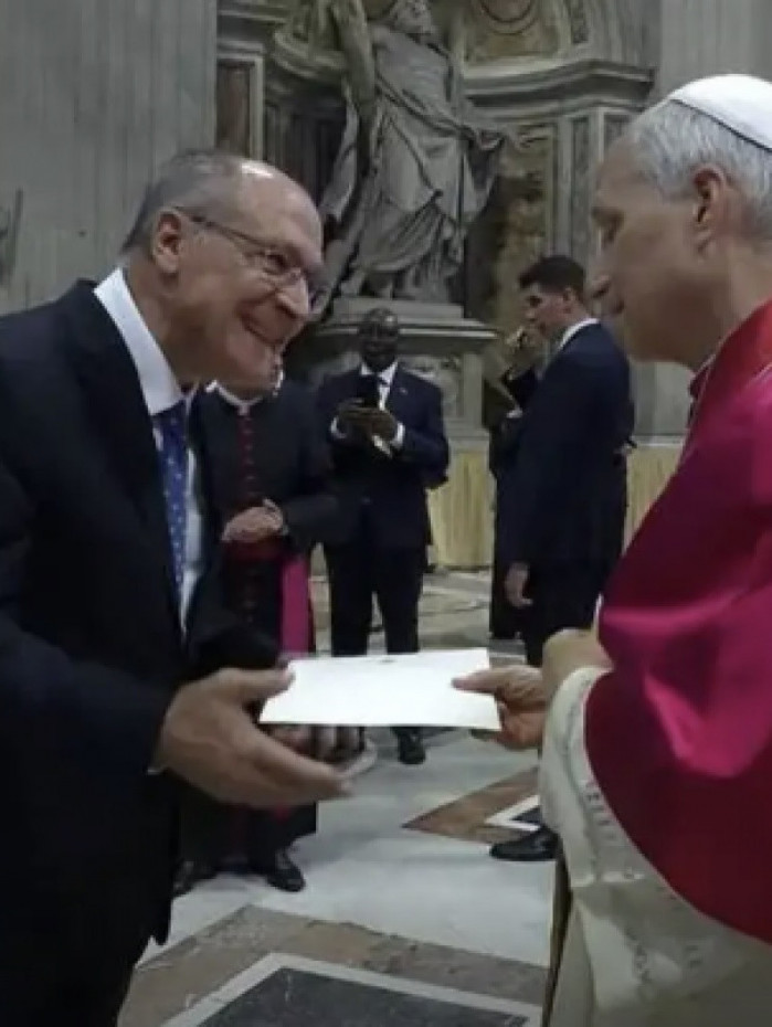O encontro do vice-presidente do Brasil, Geraldo Alckmin, com o papa Leão XIV durou poucos segundos