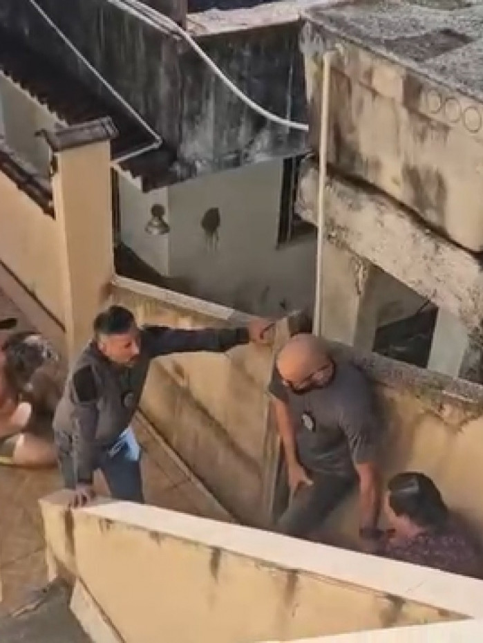 Policiais civis da 37ª DP (Ilha do Governador) prenderam dois irmãos em flagrante por ocultação de cadáver