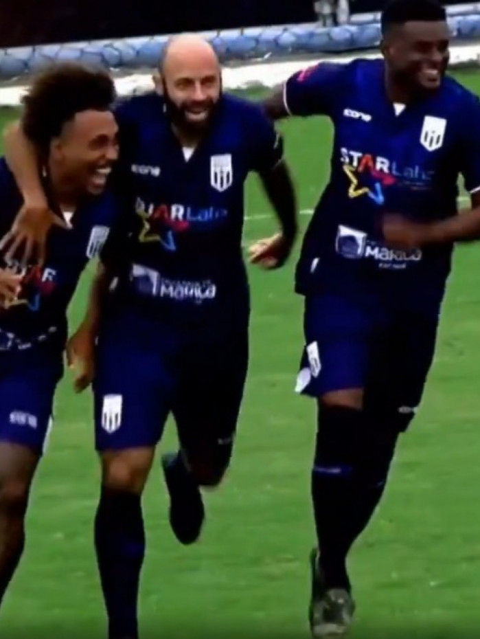 Jogadores do Maricá comemoram o gol de Clayton