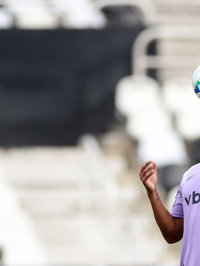 Marlon Freitas segue como titular absoluto no meio de campo