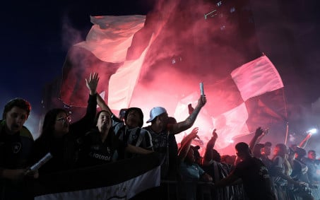 Torcida do Botafogo prepara 'AeroFogo' para embarque do time para o Mundial