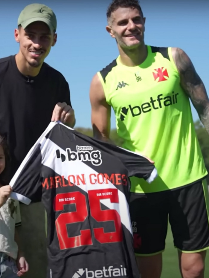 Marlon Gomes visitou o CT e recebeu camisa entregue por Vegetti
