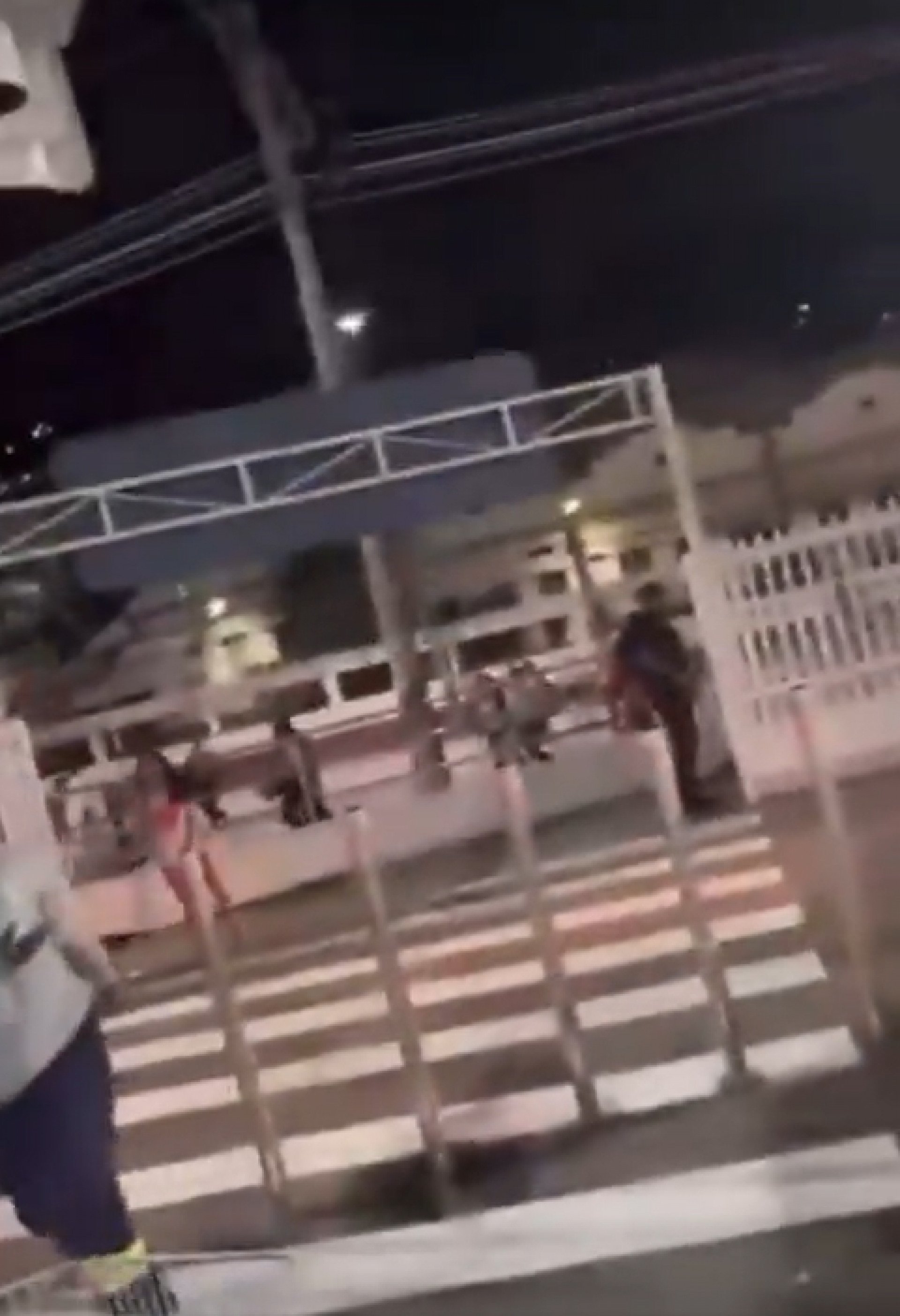 Pessoas correm para dentro de estabelecimento com medo de bandidos no Campinho