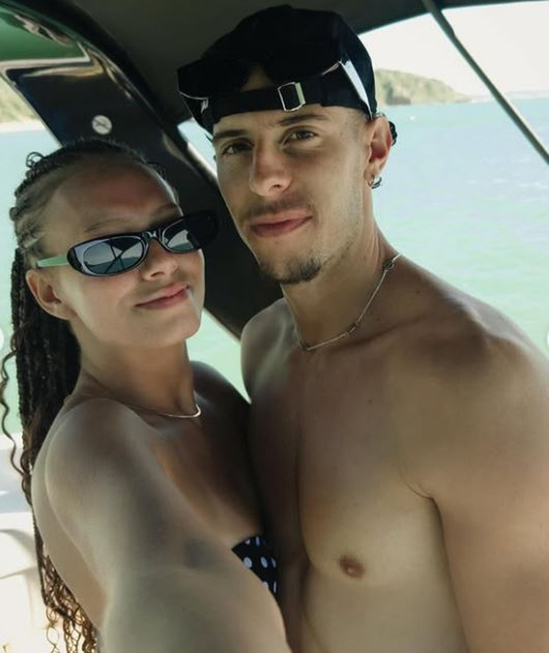 Nuno Moreira aproveita as férias em Búzios com a namorada
