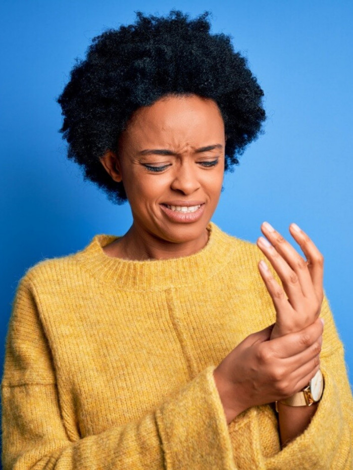 Os dias frios costumam agravar as dores nas articula&ccedil;&otilde;es (Imagem: Krakenimages.com | Shutterstock)