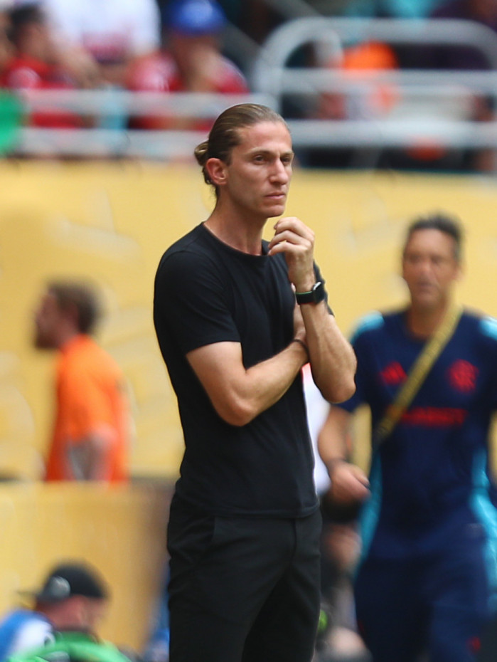 Flamengo deseja renovar contrato de Filipe Lu&iacute;s