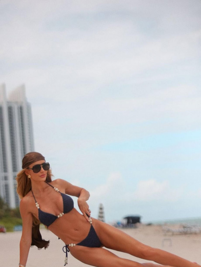 De biqu&iacute;ni, Ana Paula Siebert exibe curvas em Miami