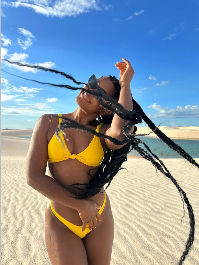 Erika Januza posa de biqu&iacute;ni amarelo e &oacute;culos de sol preto 