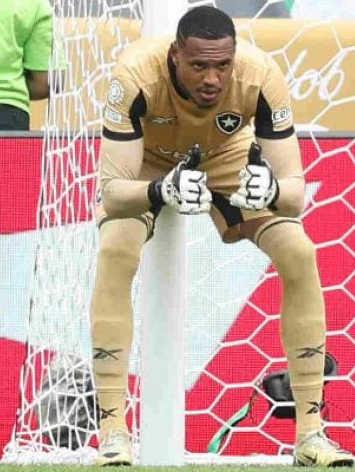 Luvas de John, do Botafogo, v&atilde;o para o Museu da Fifa