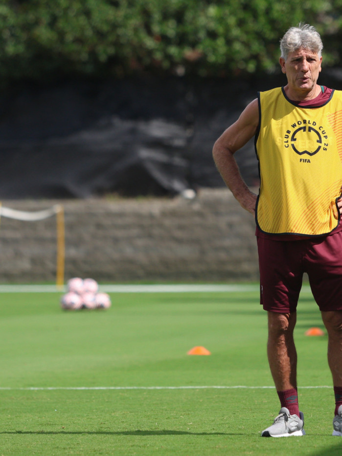 Renato Gaúcho tem a opção de manter os três zagueiros ou desfazer o esquema para colocar mais um atacante