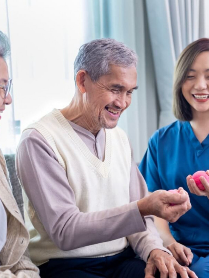 Movimentos simples, praticados regularmente, ajudam idosos a recuperarem a qualidade de vida (Imagem: Akarawut | Shutterstock) 