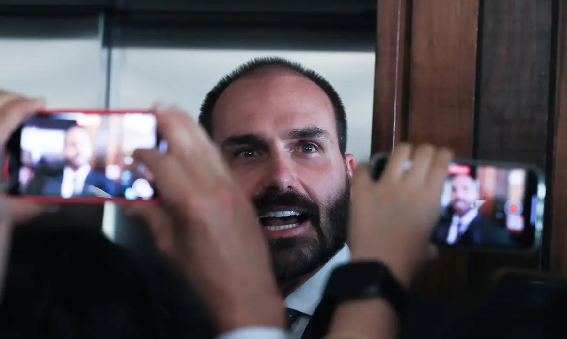 Eduardo Bolsonaro n&atilde;o deve cumprir a pena enquanto estiver no exterior