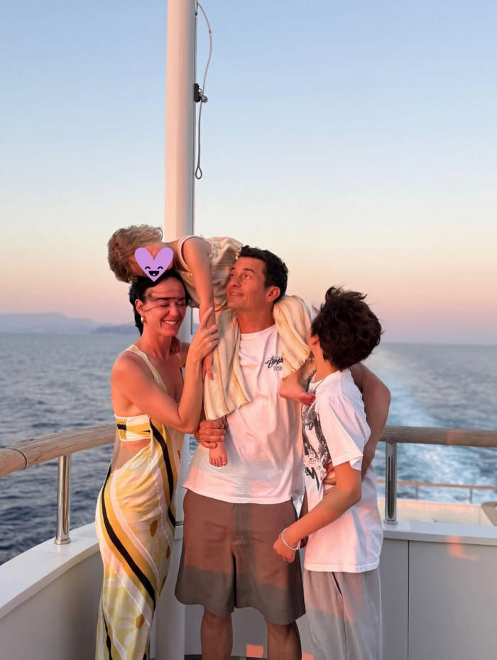 Orlando Bloom posta foto com Katy Perry e os filhos 