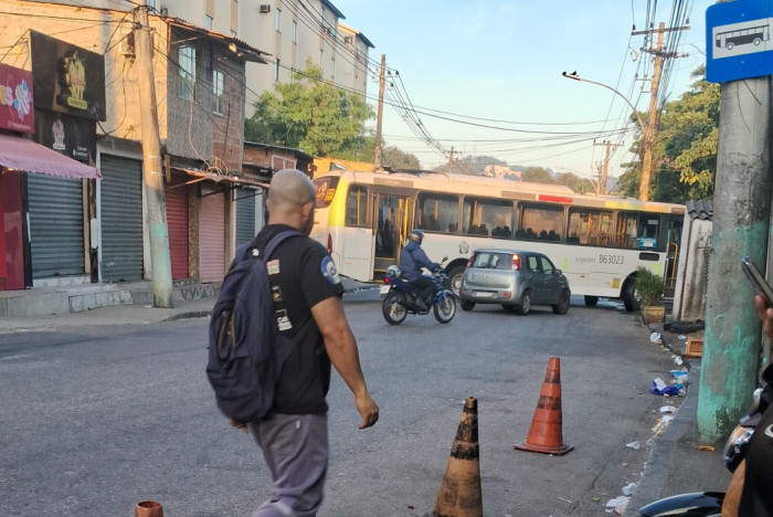 Ônibus foi usado como barricada em Costa Barros
