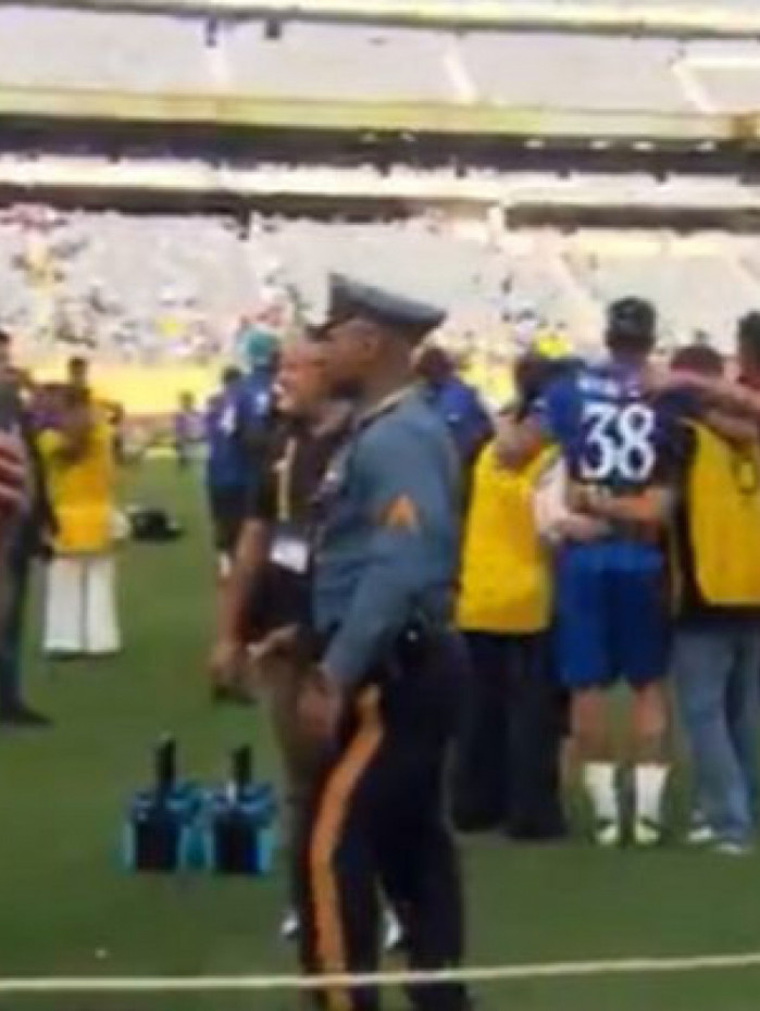 Companheira de jogador do Chelsea tieta integrante da Caz&eacute; TV