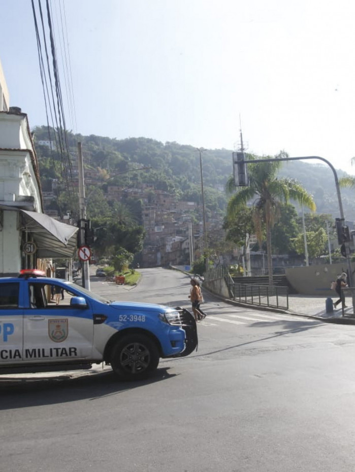 Viatura da PM na saída do Túnel Noel Rosa