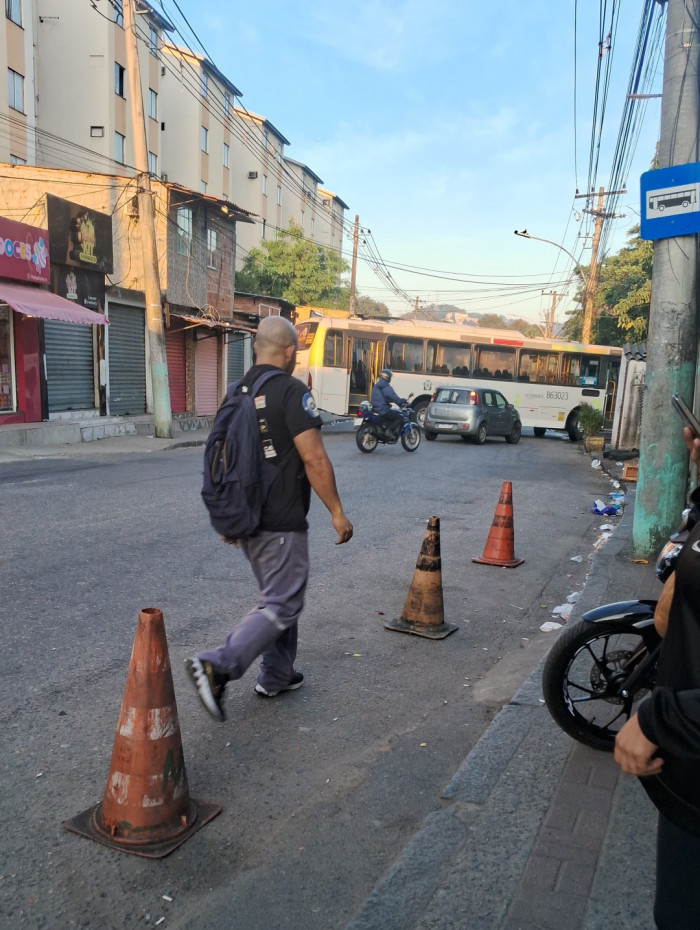 Ônibus foi usado como barricada em Costa Barros