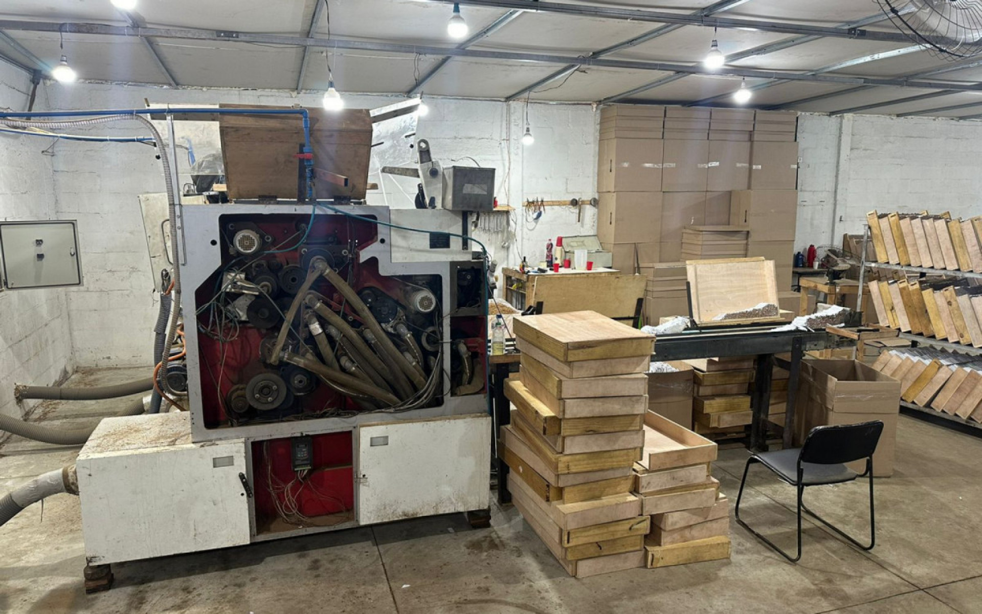 Fábrica clandestina de cigarros foi fechada em Duque de Caxias
