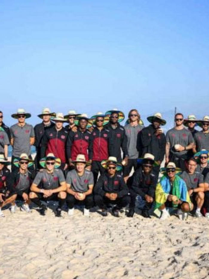 Leverkusen desembarca no Rio e vai à praia antes de treinar no CT do Flamengo