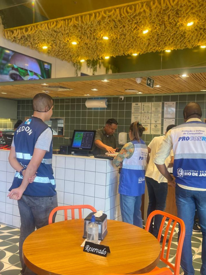 Agentes encontraram irregularidades em lanchonetes, cinemas e parques infantis
