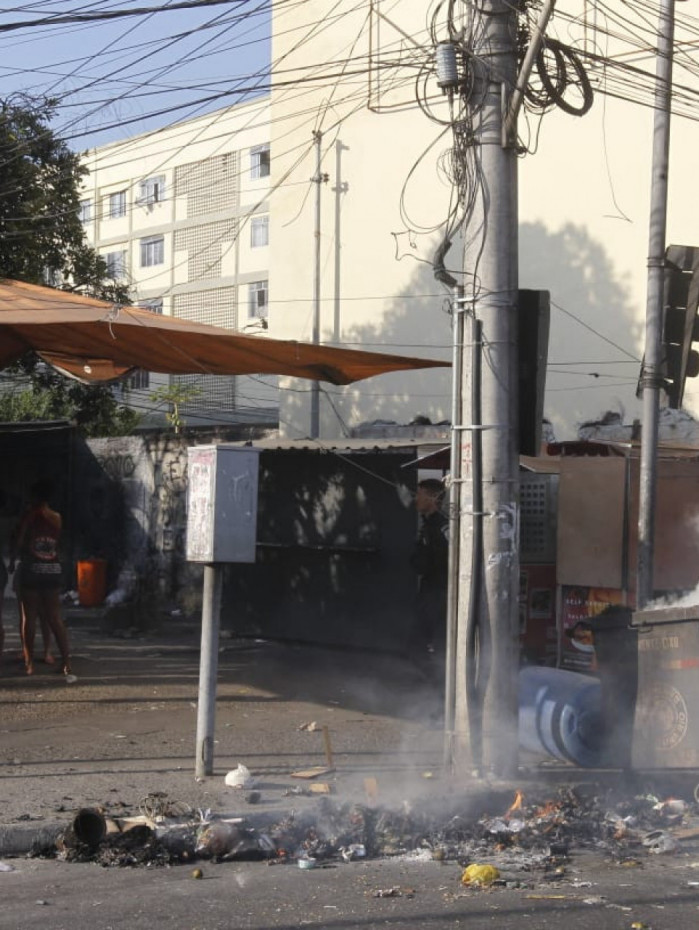 Criminosos colocaram fogo em entulhos ap&oacute;s tiroteio na Pra&ccedil;a Seca