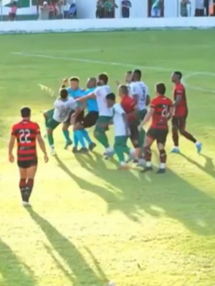 Pela Série D, jogador da Tuna parte para agredir árbitro e auxiliar