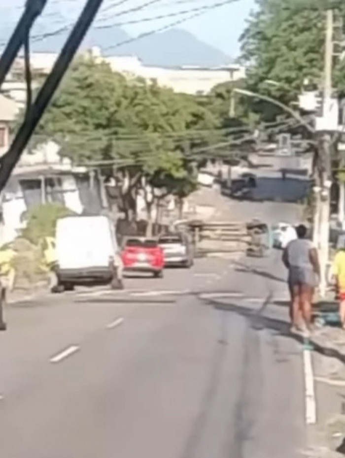 Registro publicado em redes sociais mostra a viatura ap&oacute;s capotamento na rua 