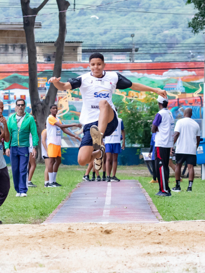 Atleta do salto em distância voa longe nos Jogos da Baixada 2025