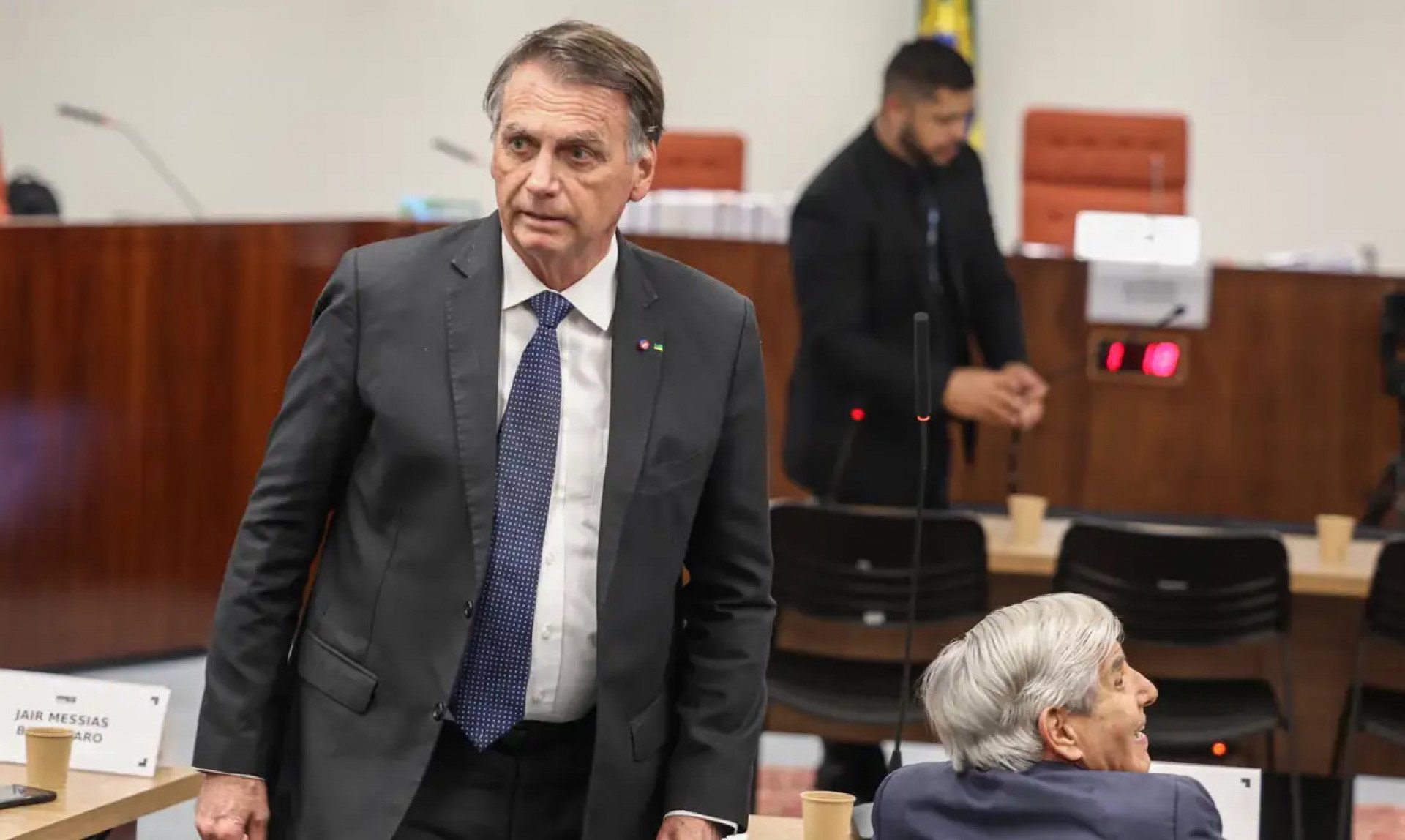 Bolsonaro est&aacute; em pris&atilde;o domiciliar