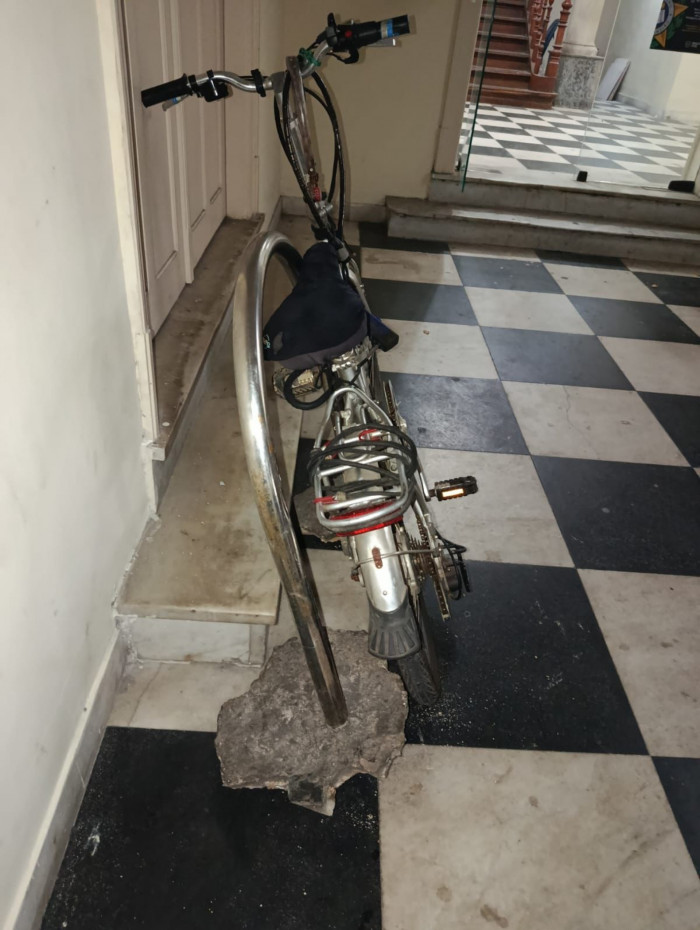Bicicleta furtada com peda&ccedil;o de concreto em Niter&oacute;i